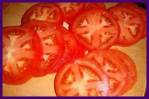 Les tomates aideront à soulager la douleur et la lourdeur dans les jambes avec des varices